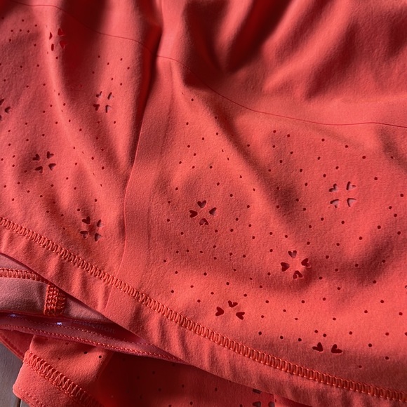 Lululemon skorts eyelet lace shorts size 4 nwot - Picture 2 of 3